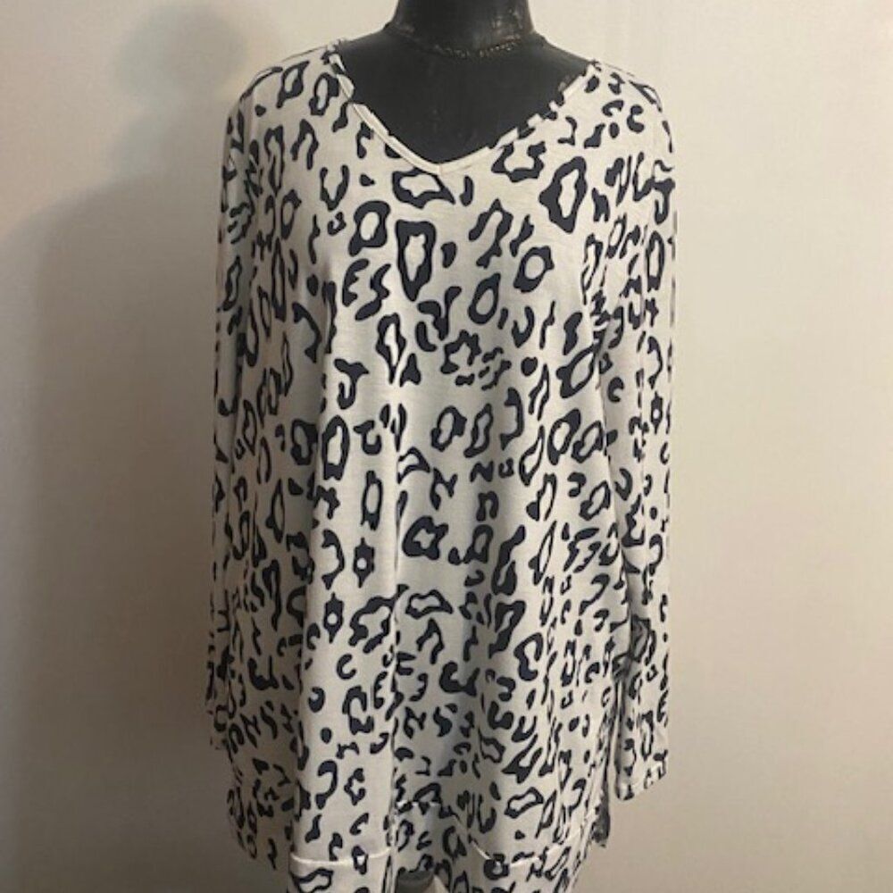 Maysoar Black/White V-neck Leopard print tunic, size XXL